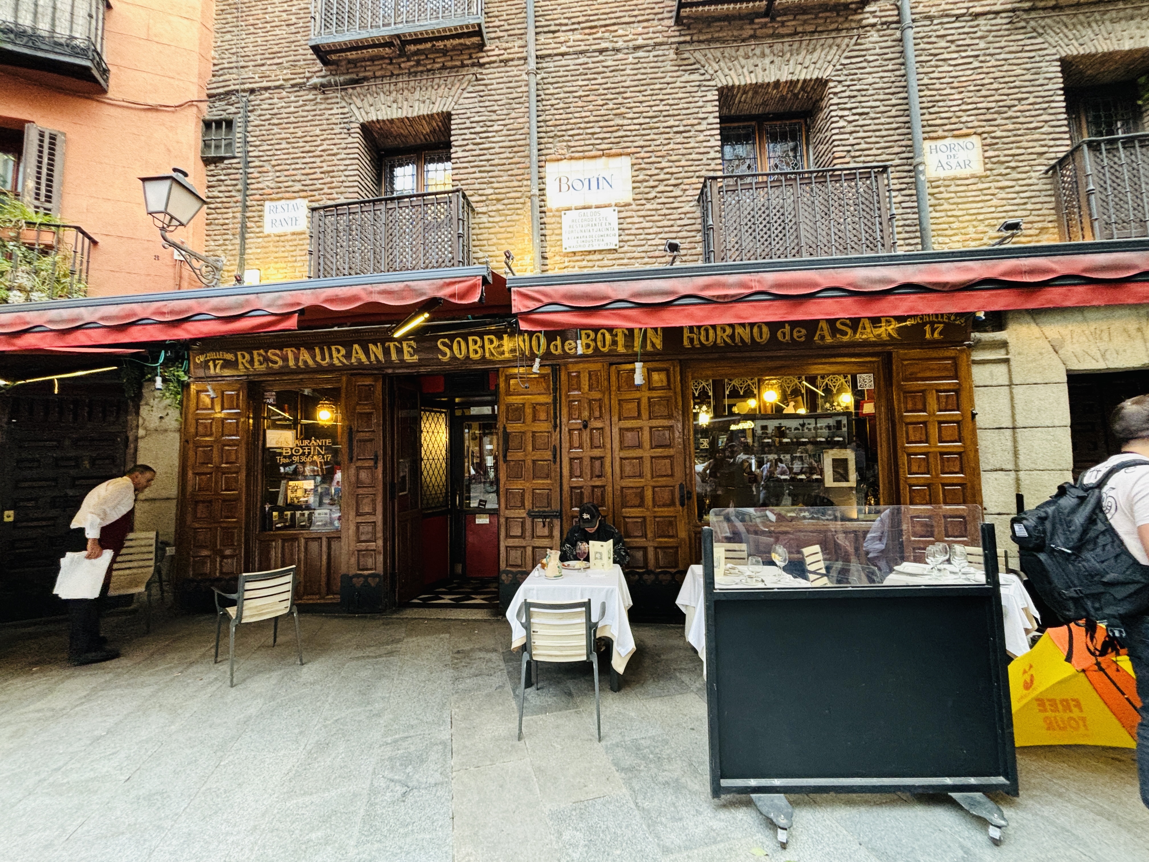 Oldest restaurant Sobrino de Botín facade